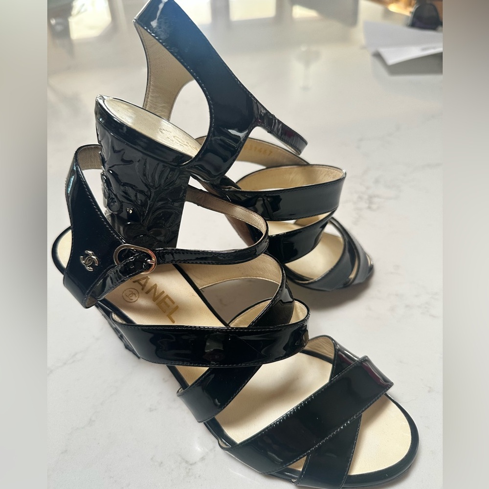 Chanel Camellia Block Heel Patent Sandals 39.5 - Picture 2 of 10